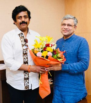 केंद्रीय रेल मंत्री अश्विनी वैष्णव से मिले सांसद रवि किशन,वंदे भारत चलाने की मांग की