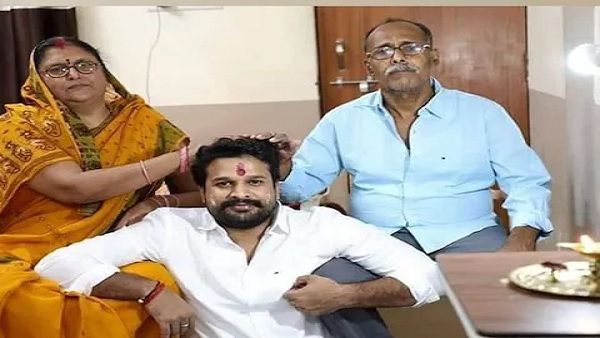 गुरु पूर्णिमा पर रितेश पांडे ने शेयर की मां-पापा के साथ अनदेखी तस्वीर, पैरेंट्स पर कही दिल छू लेने वाली बात