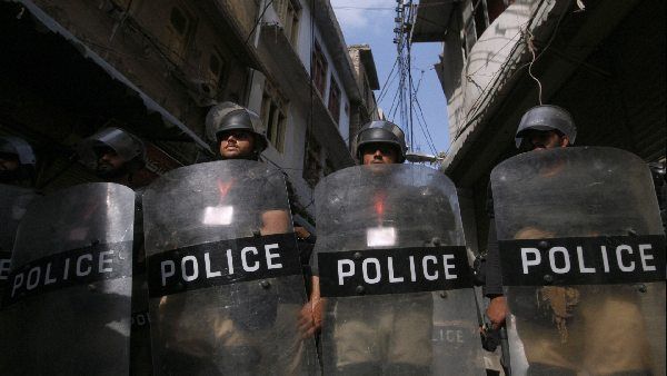 पाकिस्तान में पैगंबर पर टिप्पणी को लेकर बवाल, मोबाइल कंपनी के 20 से अधिक कर्मचारी गिरफ्तार