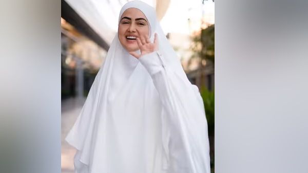 एक्टिंग छोड़ मौलवी की पत्‍नी बनी सना खान पति अनस के साथ पूरा करने निकली अपना ये सपना, देखें वीडियो