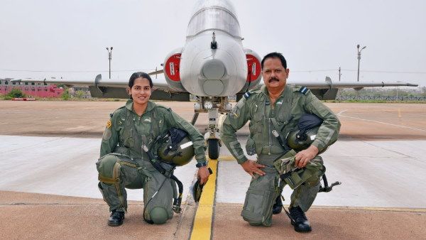 IAF में पिता-बेटी ने पहली बार उड़ाया लड़ाकू विमान, कौन हैं Sanjay Sharma व Ananya Sharma?