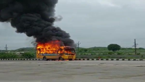 राजस्थान के भीलवाड़ा में स्कूल बस में लगी आग, देखते ही देखते जल गई बस, देखें वीडियो