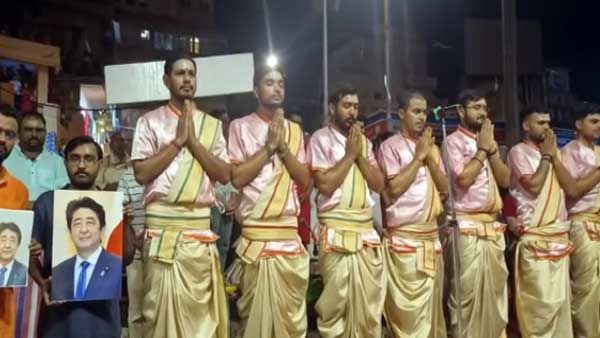 वाराणसी में जापान के पूर्व पीएम शिंजो आबे के नाम समर्पित रही गंगा आरती