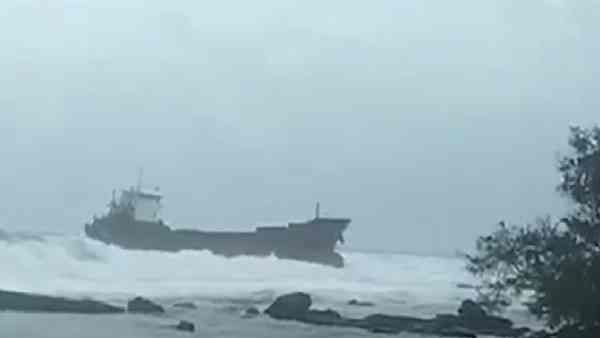 बवंडर में फंसे इस 'भूतिया जहाज' का क्या राज है, कौन छोड़ गया लावारिस ? भारत के पड़ोसी से है कनेक्शन!