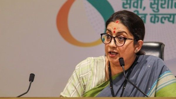 बार मामला: स्मृति ईरानी का लीगल एक्शन, 3 कांग्रेस नेताओं को भेजा नोटिस