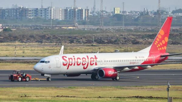 मुंबई: लैंडिंग के दौरान स्पाइसजेट के विमान का फटा टायर, बाल-बाल बचे यात्री