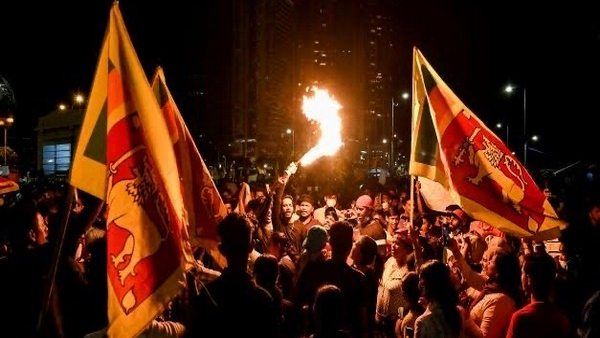 Sri Lanka: प्रदर्शनकारियों ने पीएम का निजी आवास फूंका, 13 जुलाई को इस्तीफा देंगे राष्ट्रपति