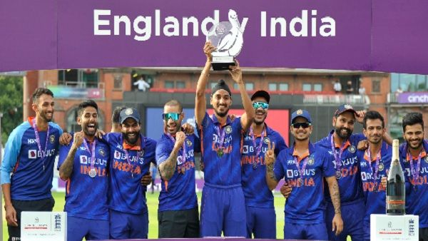 IND vs ENG: जीत के बाद टीम इंडिया की मस्ती, शैंपेन में नहाए कैप्टन रोहित, कोहली का भी दिखा बोतल संग खास अंदाज