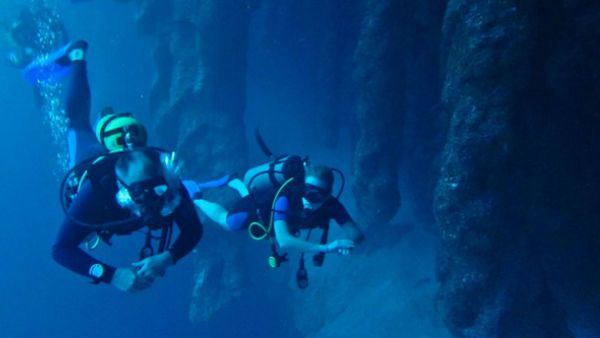 समुद्र की गहराइयों में गोताखोर के हाथ लगी ऐसी चीज, जिसने सभी को किया हैरान