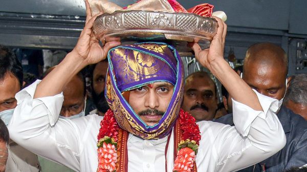 YSRC lifetime president : जगन के सिर 'ताज', CM बेटे को छोड़ मां ने बेटी का थामा हाथ, ECI की मुहर का इंतजार