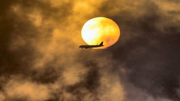 secret airplane bedrooms: जब प्लेन को उड़ता छोड़ हवा में सो जाते हैं पायलट और एयरहोस्टेस, फिर क्या होता है ?