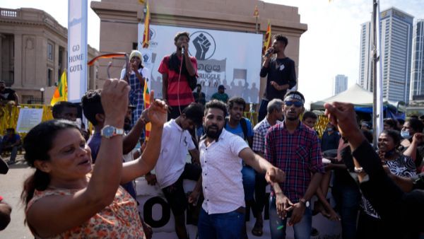 बिना माई-बाप का हुआ श्रीलंका! हर तरफ अफरा-तफरी, राष्ट्रपति बनने के लिए विक्रमसिंघे का बड़ा 'खेल'