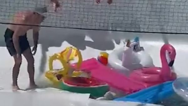 स्वीमिंग पूल में पार्टी कर रहे थे लोग, अचानक बने 43 फीट के सिंकहोल में गायब हो गया शख्स