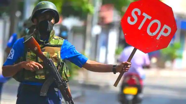 Sri Lanka: राष्ट्रपति आवास से चुराया सामान बेच रहे थे ‘प्रदर्शनकारी’, पुलिस ने रंगे हाथों पकड़ा