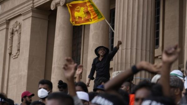 श्रीलंकाः राष्ट्रपति की कुर्सी पर बैठ सेल्फी लेना पड़ा महंगा, पुलिस ने किया गिरफ्तार