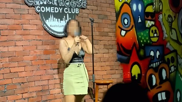 कॉमेडी शो के दौरान हिजाब पहनी महिला ने उतार दिए कपड़े, इस मुस्लिम देश में मचा भारी बवाल