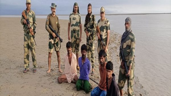 पाक की नापाक हरकत को BSF ने किया नाकाम, चोरी-छुपे सीमापार कर रहे 4 पाकिस्तानी गिरफ्तार, 10 नौकाएं भी जब्त