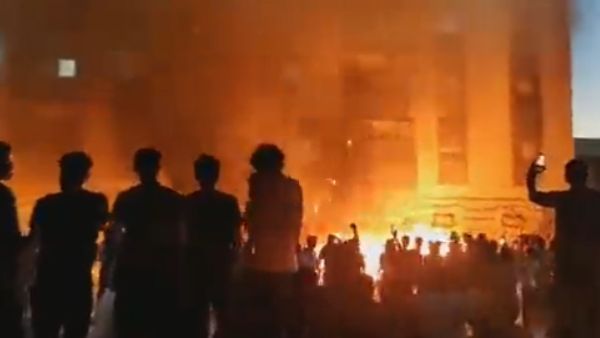 लीबिया में रोटी मांग रही जनता ने संसद को जलाया, गृहयुद्ध जैसे हालात, ना खाना बचा है ना है बिजली