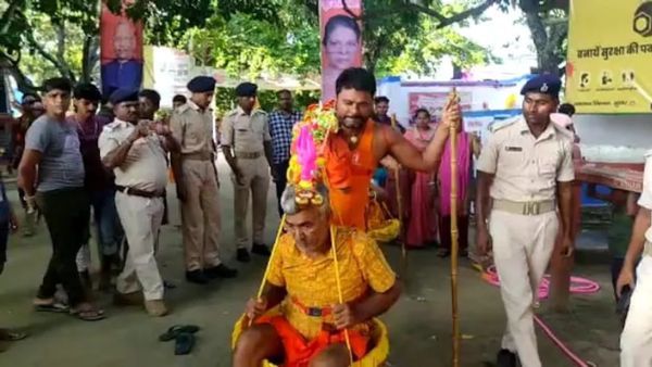 कलयुग का श्रवण कुमार! वृद्ध मां-पिता को कांवड़ में बैठा शुरू की बाबाधाम की यात्रा, बहू भी दे रही साथ