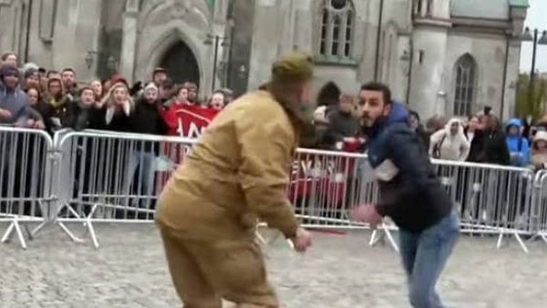 नार्वे में कट्टरपंथी नेता ने बीच सड़क पर जलाई कुरान, कुछ देर बाद कार का हुआ एक्सीडेंट