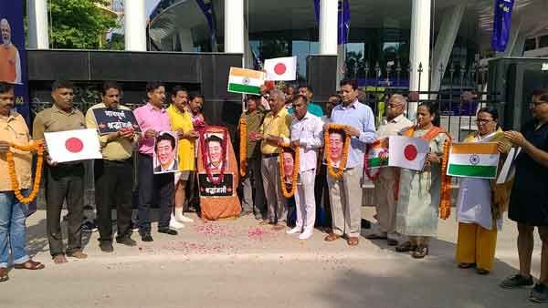 शिंजो आबे के निधन से काशी के लोग मर्माहत, दी गयी श्रद्धांजलि