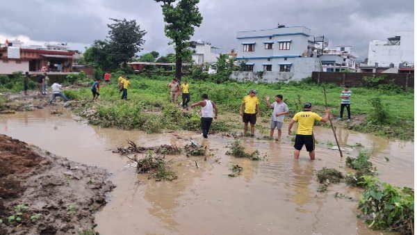 उत्तराखंड में बारिश का कहर, कार के नदी में बहने से 4 यात्री लापता,देहरादून में दो सगी बहनें बही