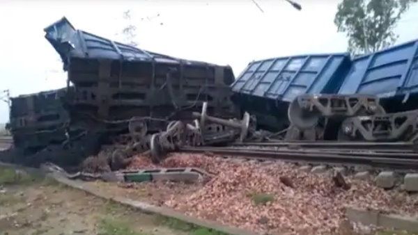दिल्ली-रोहतक रेल लाइन पर पटरी से उतरे मालगाड़ी के 8 डिब्बे, मौके पर पहुंचे अधिकारी  