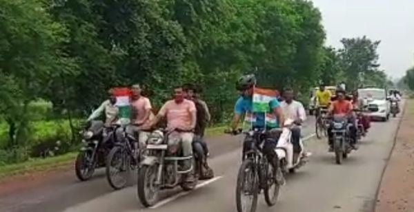 डीआईजी त‍िरंगा लेकर साइकल पर न‍िकले , लोगों में देशप्रेम की अलख जगा रहे