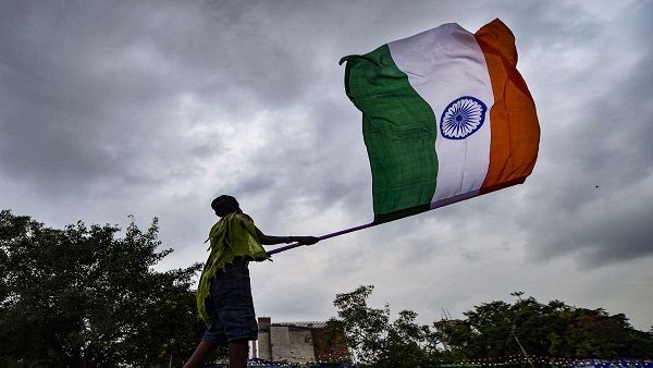 लहू वतन के शहीदों का रंग लाया है...आजादी के उत्सव पर दोस्तों को भेजें जोश और देशभक्ति से भरे ये संदेश