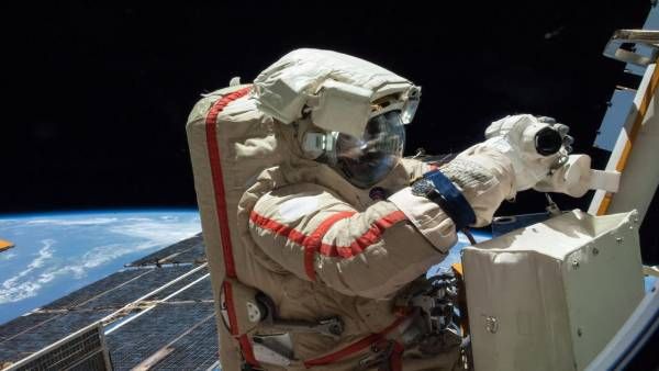 जब स्‍पेसवॉक कर रहे यात्री को मिला संदेश, सब कुछ छोड़कर तुरंत भागो! आखिर क्या हुआ था वहां