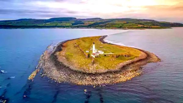 एक घर के दाम में बिक रहा ये खूबसूरत आइलैंड, 5 बेडरूम का फ्लैट, होलीपैड, लाइटहाउस सब मिलेगा फ्री