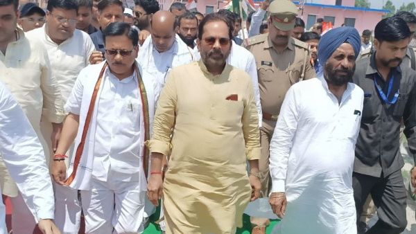 नकवी का विपक्ष पर तंज, बोले- बिना वैकेंसी के 2 दर्जन PM उम्मीदवारों की बना ली वेटिंग लिस्ट