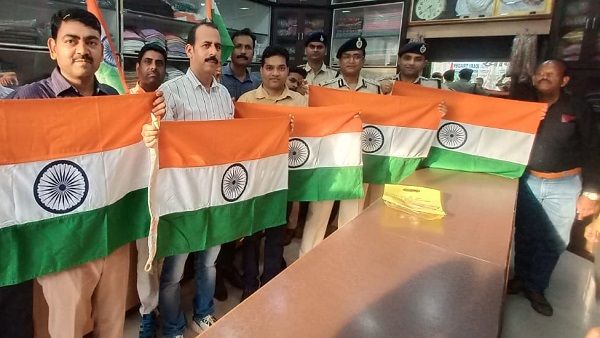 Sagar: लाव-लश्‍कर लेकर त‍िरंगा खरीदने पहुंचा पूरा प्रशासन, बोले-हमने अपने पैसे से खरीदा, आप भी खरीदो