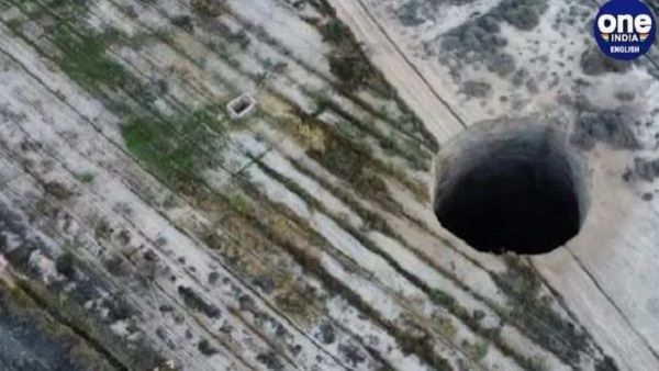 धरती में अचानक बन गया 82 फुट चौड़ा रहस्यमयी गड्ढा, लगातार बढ़ रहा 'नरक का दरवाजा', खौफ में लोग