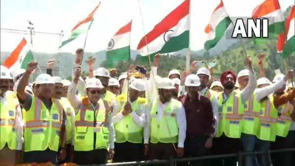 VIDEO : JK में दुनिया के सबसे ऊंचे चिनाब रेलवे ब्रिज पर तिरंगा फहराया, 'गोल्डन ज्वाइंट' पर गूंजा वंदे मातरम