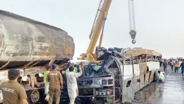 पाकिस्तान के पंजाब में फिर हुई भीषण दुर्घटना, बस और तेल टैंकर के बीच टक्कर में 20 लोग जिंदा जले