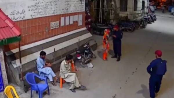 पाकिस्तान में सिक्योरिटी गार्ड ने गर्भवती महिला को मारा थप्पड़, गिर गई तो मुंह पर मारी लात, Video Viral