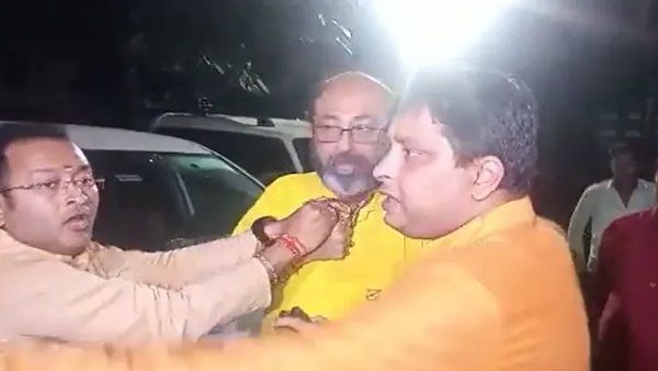 युवा भाजपा नेता ने ऑडिटोरियम से घसीटकर युवक के साथ की मारपीट, सामने आया वीडियो