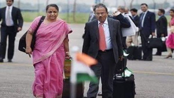 Fact Check: अजीत डोभाल की इस वायरल फोटो में नजर आ रही महिला कौन है? लोग बोल रहे हैं उनकी पत्नी