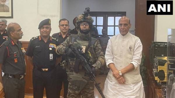सीमा पर भारत अब और मजबूत, रक्षा मंत्री ने सेना को सौंपी AK-203 असॉल्ट राइफल और एंटी पर्सनल माइन 'निपुण'
