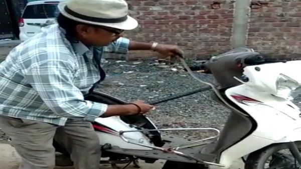 Sagar: बारिश से बचने स्कूटी-बाइक की सवारी कर रहे नागराज, जरा संभल कर बैठिए!