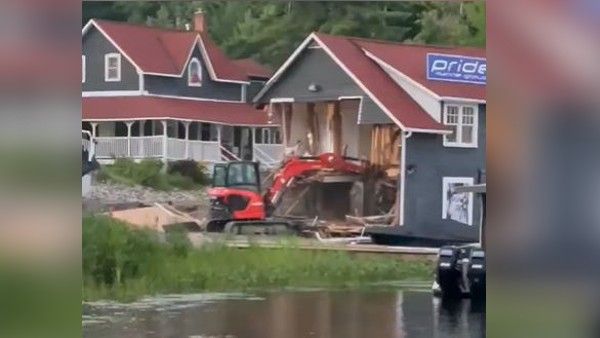 नौकरी से निकाला तो शख्स पर हुई सनक सवार, JCB से गिरा दिया मालिक का आलीशान मकान, Video Viral