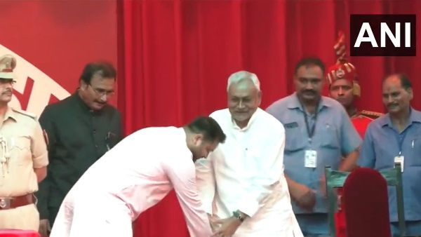 VIDEO: तेजस्वी ने डिप्टी CM पद की शपथ लेने के बाद नीतीश कुमार के छुए पैर, लोग बोले-संस्कार उम्र से बड़े हैं