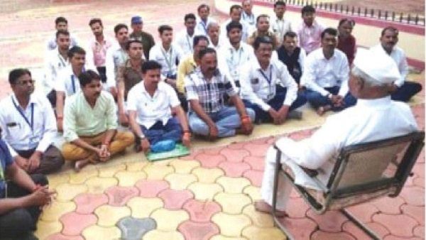 MP: अन्ना हजारे की क्लास में बुंदेलखंड के सरपंच-सचिव, विकास के माॅडल को समझा