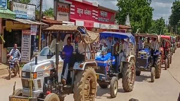 CG : गन्ना किसानों ने ट्रैक्टर रैली निकालकर किया प्रदर्शन, हाथियों से परेशान, अंतर राशि की मांग