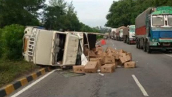 Basti News: खड़ी पिकअप में तेज रफ्तार कंटेनर ने मारी टक्कर दो की मौत