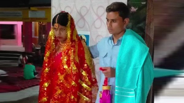 गोद में 6 महीने की बच्ची लिए युवती ने दीदी के देवर से की शादी, 7 फेरे देखने के लिए उमड़ा पूरा गांव
