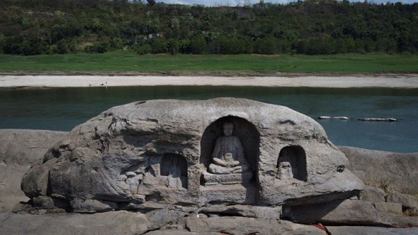 नदी से निकली 600 साल पुरानी प्रतिमा, कमल आसन पर बैठे दिखे भगवान, हैरानी की बात किसी और देश में हुआ ये करिश्मा