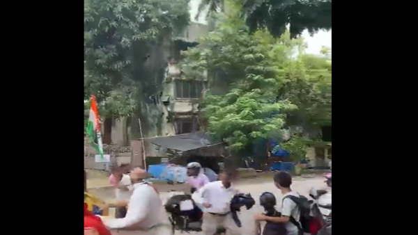 मुंबई के बोरीवली वेस्ट में एक चार मंजिला इमारत ढही, दमकल विभाग की टीम रेस्क्यू में जुटी