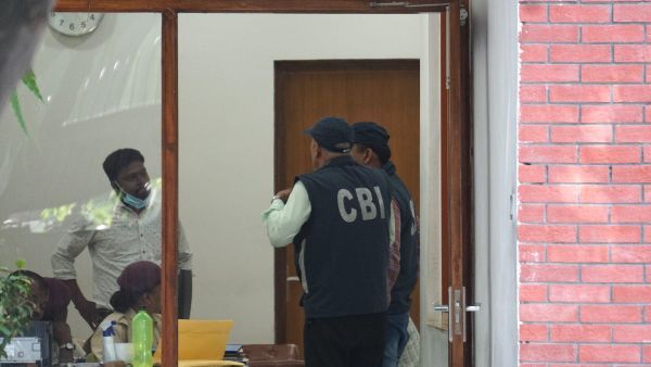 Delhi Liquor Scam: शराब नीति मामले में 8 आरोपियों के खिलाफ CBI का लुक आउट सर्कुलर जारी